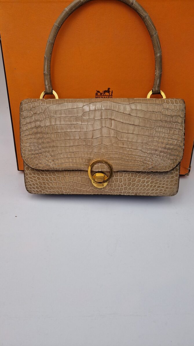 Sac  Hermès modèle Ring  en crocodile beige des années 70 – Image 11