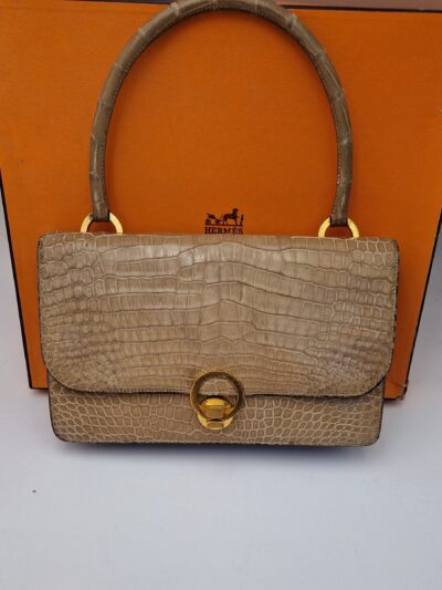 Sac  Hermès modèle Ring  en crocodile beige des années 70
