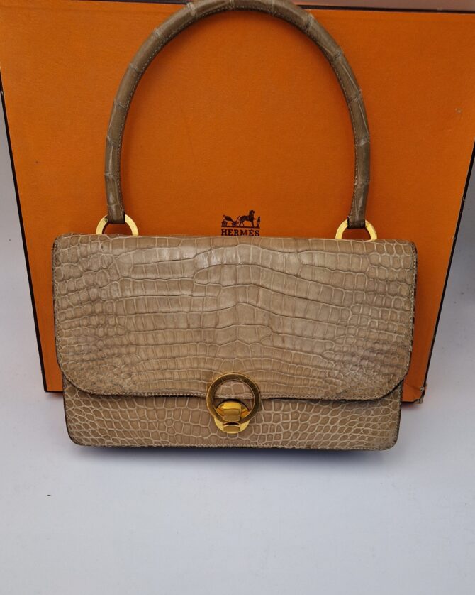 Sac  Hermès modèle Ring  en crocodile beige des années 70