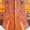 Ce foulard a été édité en 1953, il s'agit ici de la réédition de 1990 Mesures : 90 cm x 90 cm Très beaux coloris jaune et orange sur un fond blanc