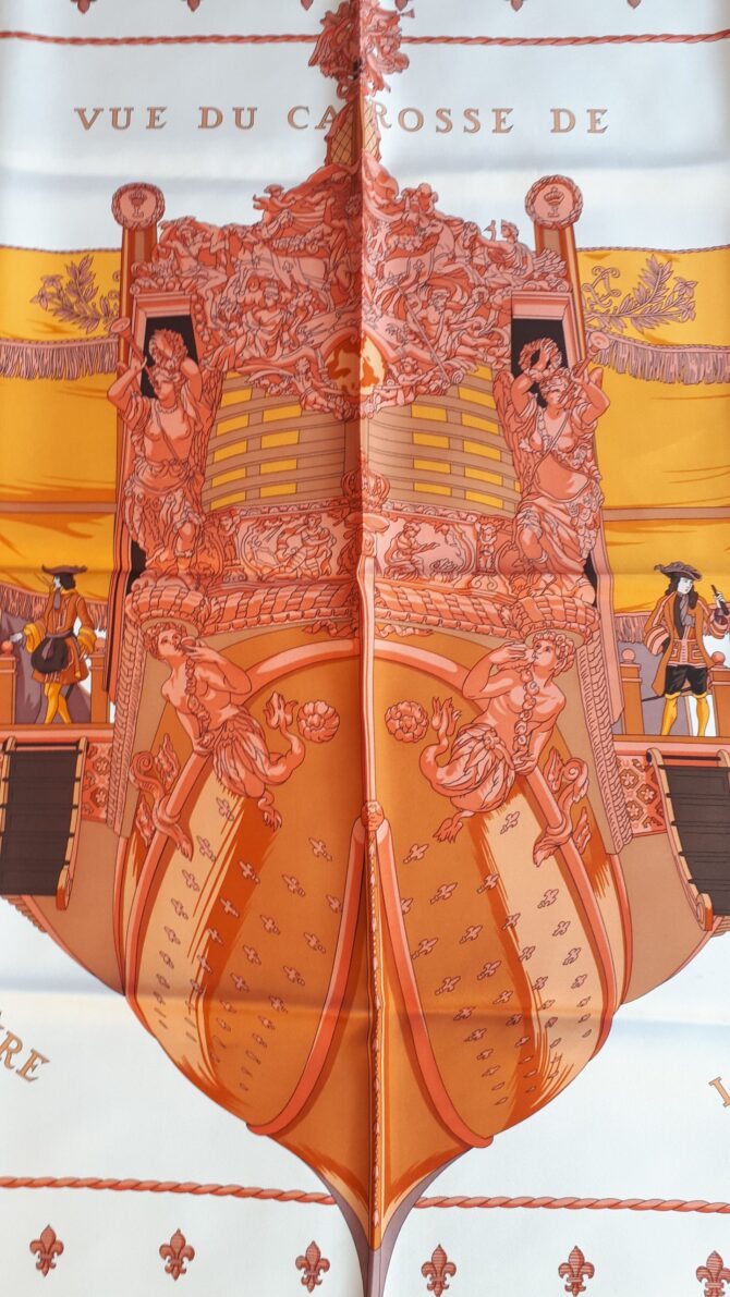 Ce foulard a été édité en 1953, il s'agit ici de la réédition de 1990 Mesures : 90 cm x 90 cm Très beaux coloris jaune et orange sur un fond blanc