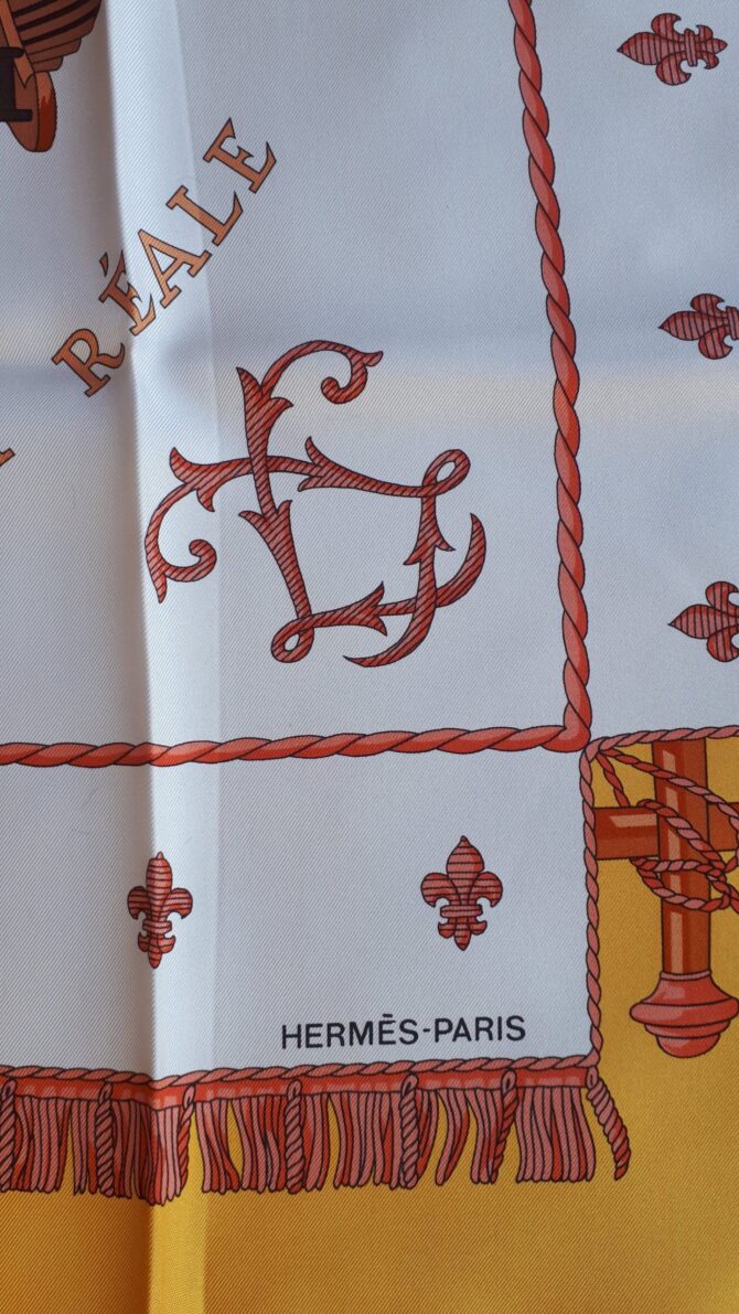 Carré Hermès soie La Réale par Hugo Grykar etat neuf – Image 4