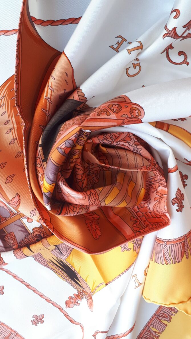 Carré Hermès soie La Réale par Hugo Grykar etat neuf – Image 5