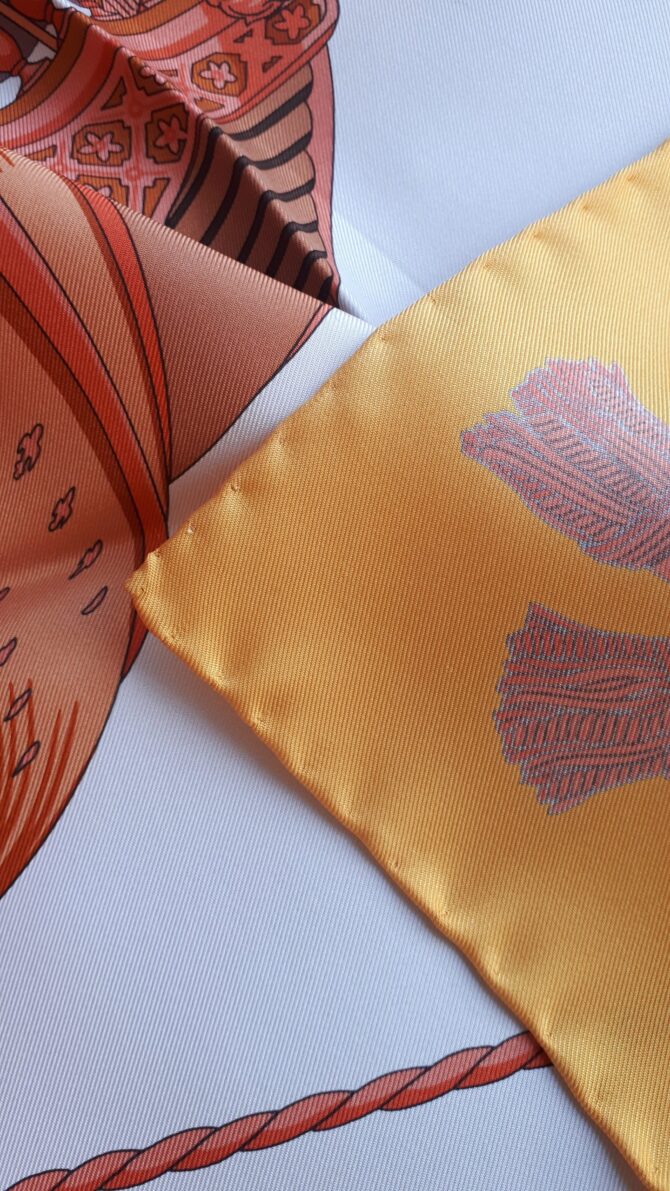 Carré Hermès soie La Réale par Hugo Grykar etat neuf – Image 6