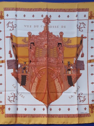 Ce foulard a été édité en 1953, il s'agit ici de la réédition de 1990 Mesures : 90 cm x 90 cm Très beaux coloris jaune et orange sur un fond blanc