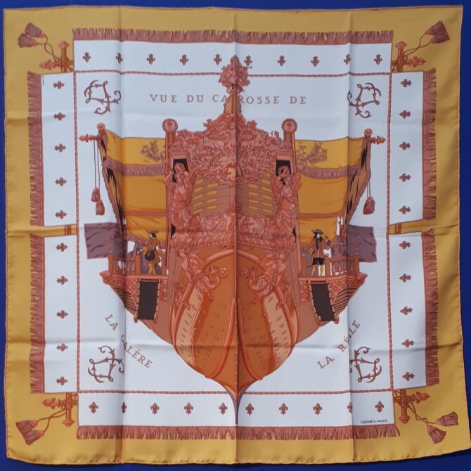 Ce foulard a été édité en 1953, il s'agit ici de la réédition de 1990 Mesures : 90 cm x 90 cm Très beaux coloris jaune et orange sur un fond blanc