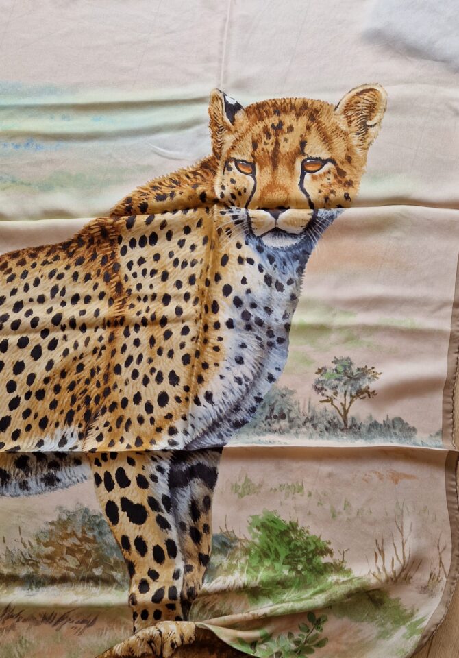 Châle en soie plume ou summertwill Le guépard par Robert Dallet – Image 2