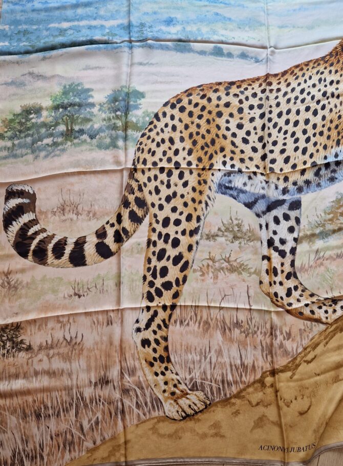 Châle en soie plume ou summertwill Le guépard par Robert Dallet – Image 5