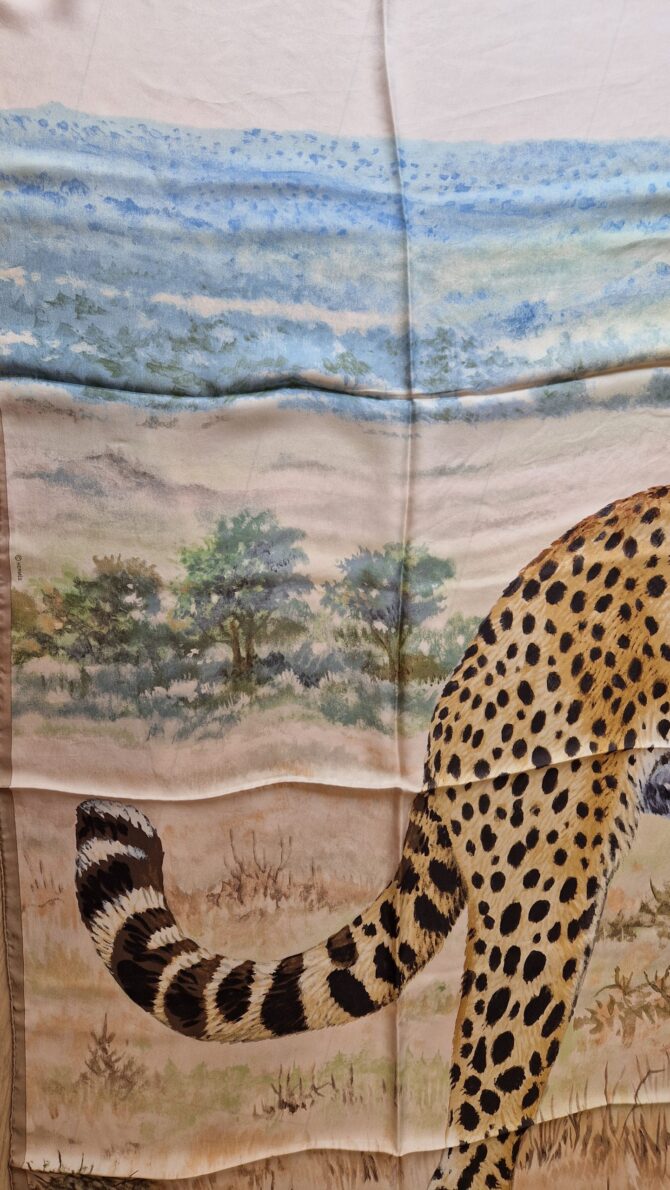 Châle en soie plume ou summertwill Le guépard par Robert Dallet – Image 6
