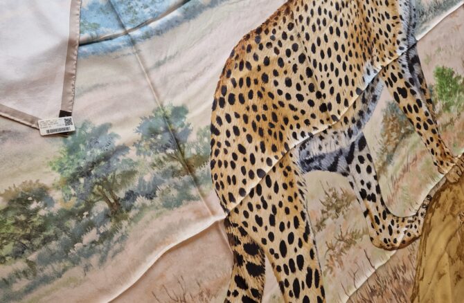 Châle en soie plume ou summertwill Le guépard par Robert Dallet – Image 9