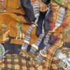 L'état est parfait , il ne semble pas avoir été porté.Mesures : 89 cm x 87 cmJe vous propose dans une autre annonce une veste Hermès aux mêmes motifs.