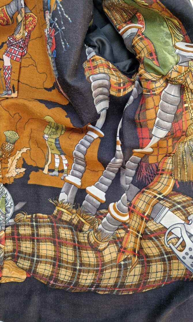 L'état est parfait , il ne semble pas avoir été porté.Mesures : 89 cm x 87 cmJe vous propose dans une autre annonce une veste Hermès aux mêmes motifs.