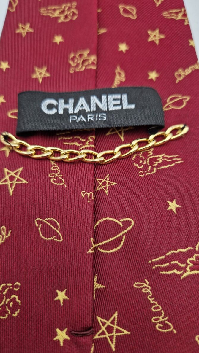 Cravate Chanel à l état neuf aux motifs évoquant le cosmos : anges ,  planètes et étoiles – Image 2