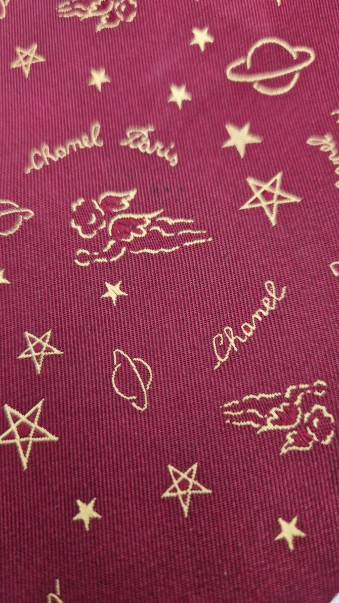 Cravate Chanel à l état neuf aux motifs évoquant le cosmos : anges ,  planètes et étoiles – Image 4