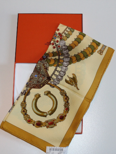 Kosmina Hermès , foulard en soie à l'état neuf par Julia Abadie 1994