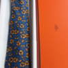 Cravate Hermès motif gingko biloba livrée dans sa boîte