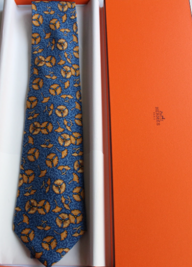 Cravate Hermès motif gingko biloba livrée dans sa boîte