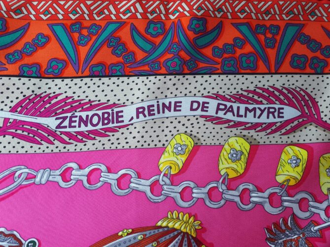 Zénobie , reine de Palmyre . Carré  Hermès en soie  par Annie Faivre , livré dans sa boite – Image 6