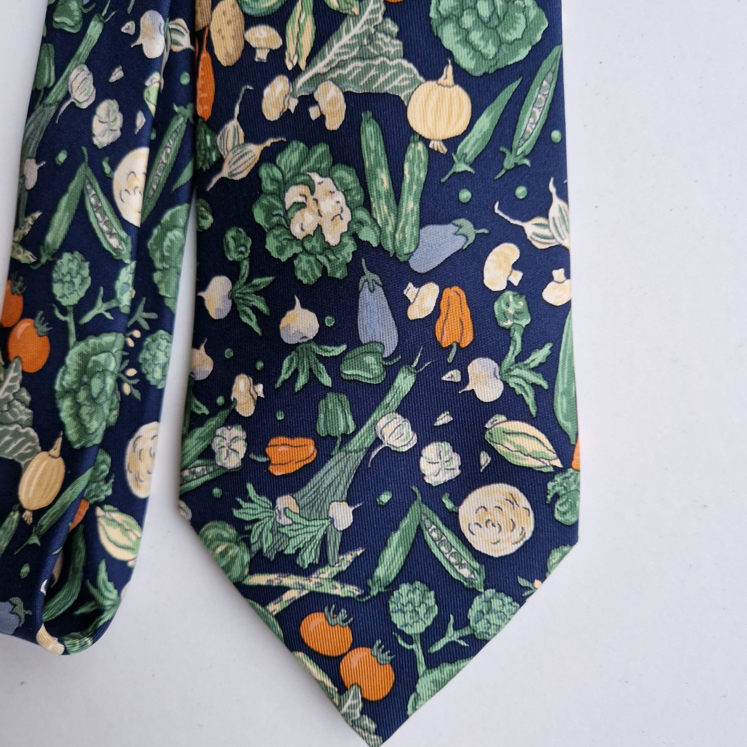 Cravate en soie vintage Hermès Les légumes du potager
