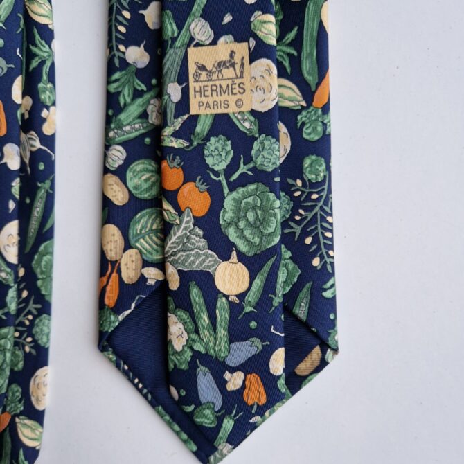 Cravate en soie vintage Hermès Les légumes du potager – Image 4