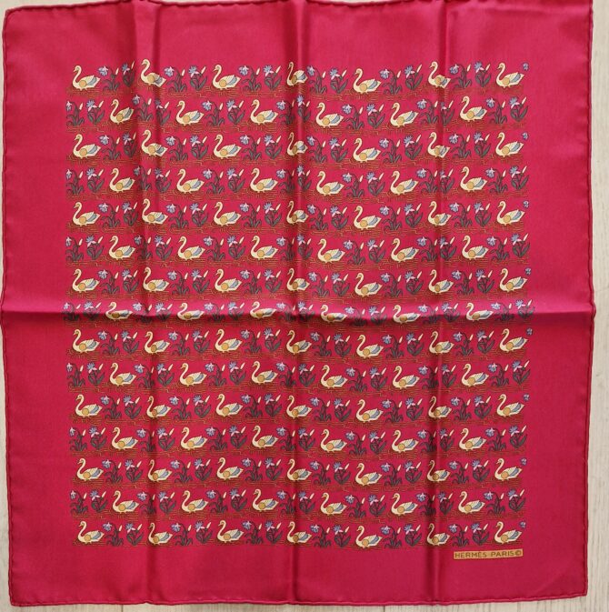 Pochette Hermès en soie motifs cygnes