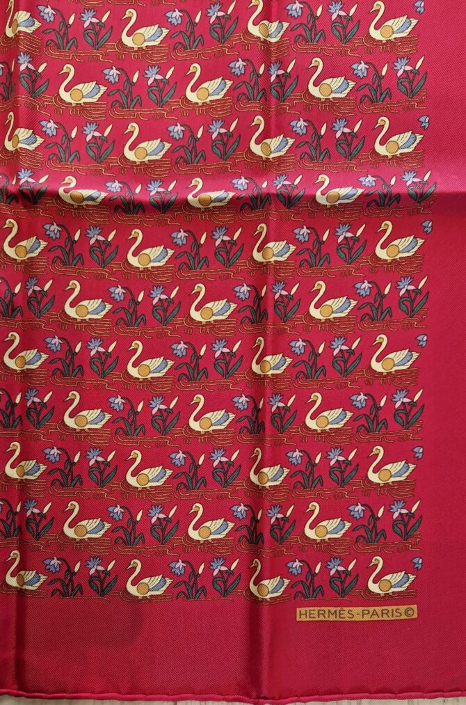 Pochette Hermès en soie motifs cygnes – Image 3