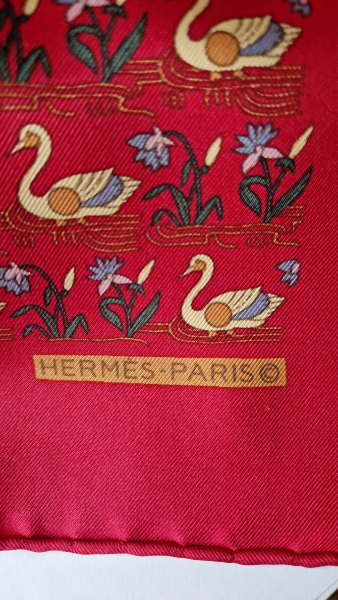 Pochette Hermès en soie motifs cygnes – Image 2