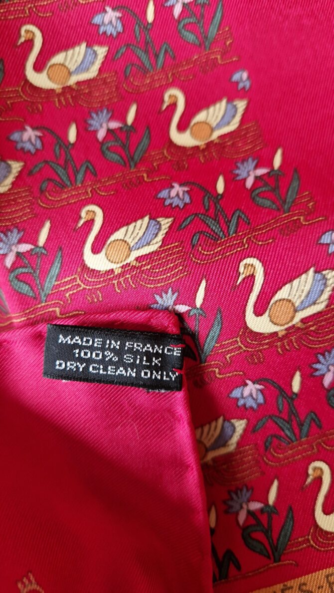 Pochette Hermès en soie motifs cygnes – Image 4