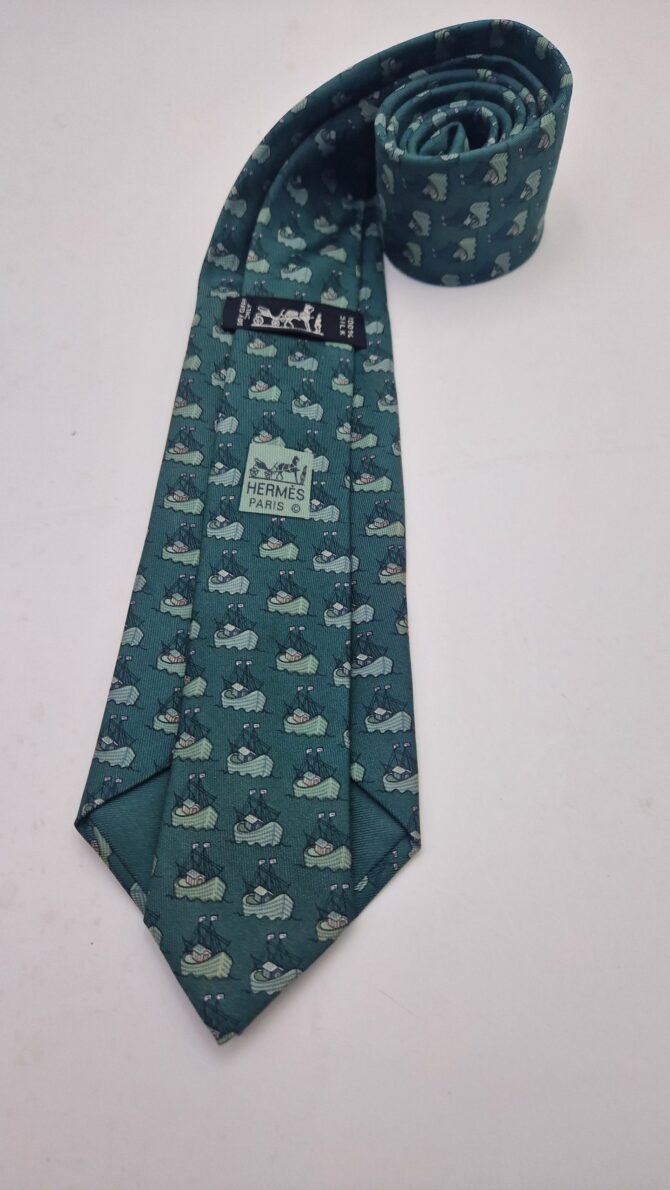 Cravate Hermès motif bateaux de pêche – Image 4