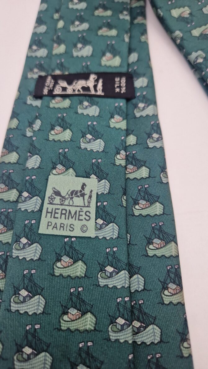 Cravate Hermès motif bateaux de pêche – Image 2