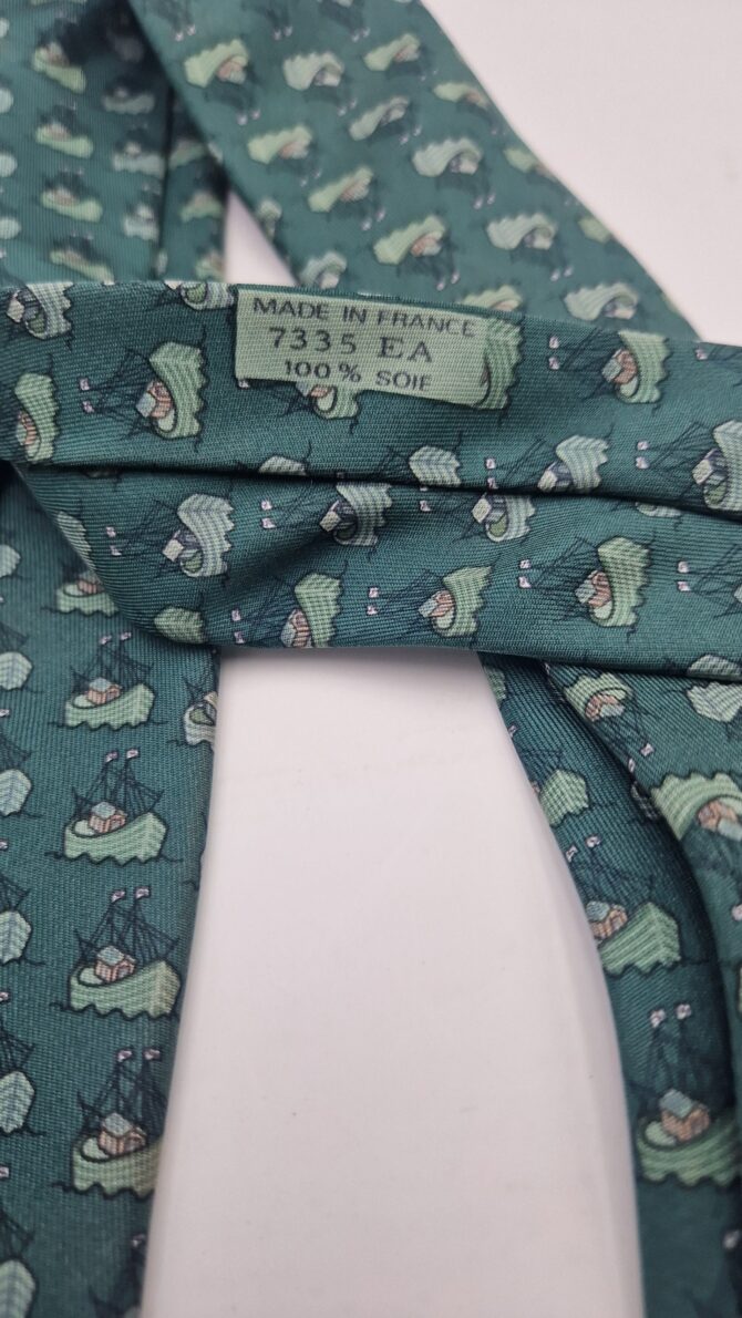 Cravate Hermès motif bateaux de pêche – Image 6