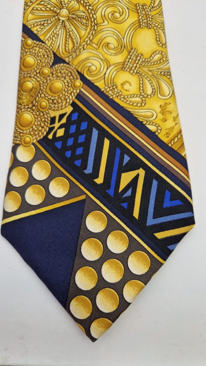 Magnifique cravate Hermès d'après le carré  Hermès L 'or des chefs  dessiné  par Joachim Metz en 1997. Thème traditions africaines. – Image 7