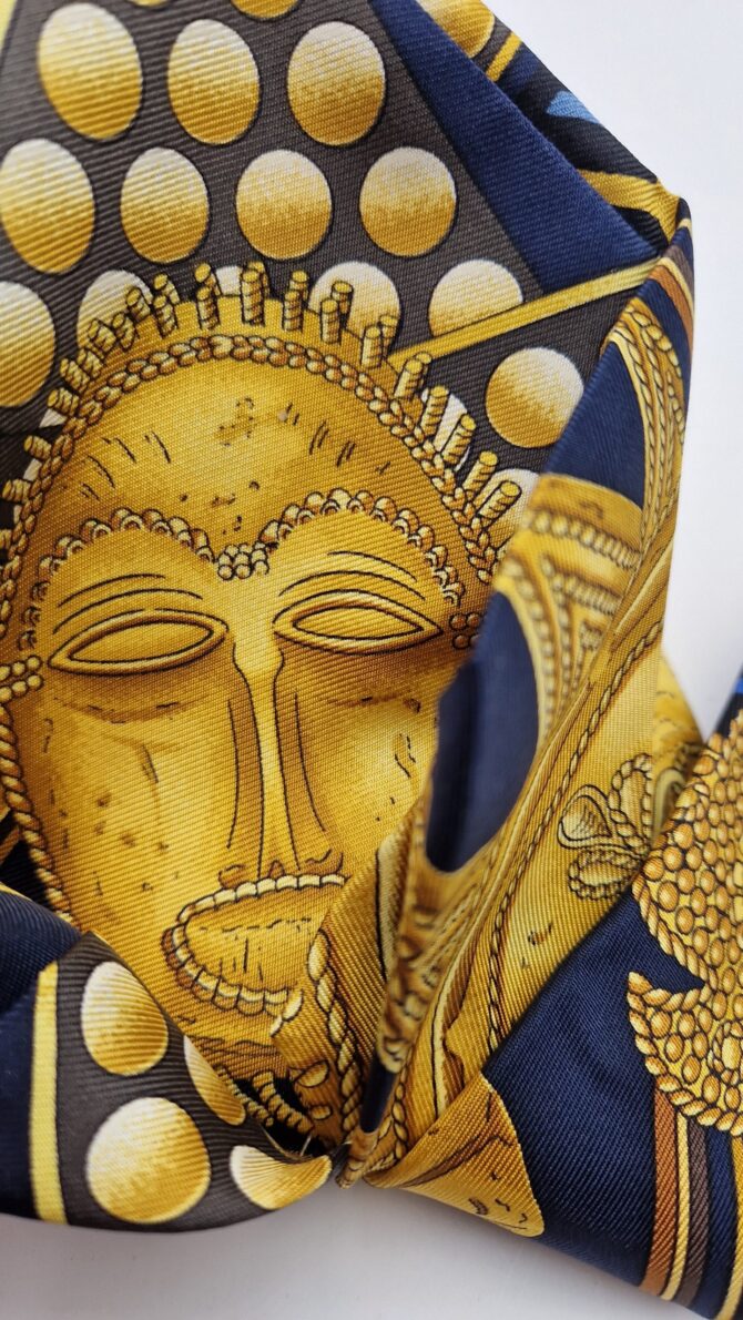 Magnifique cravate Hermès d'après le carré  Hermès L 'or des chefs  dessiné  par Joachim Metz en 1997. Thème traditions africaines. – Image 2
