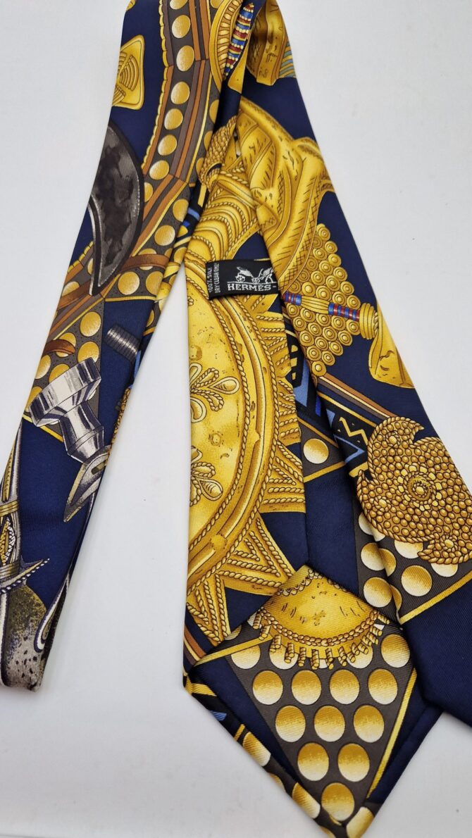 Magnifique cravate Hermès d'après le carré  Hermès L 'or des chefs  dessiné  par Joachim Metz en 1997. Thème traditions africaines. – Image 5