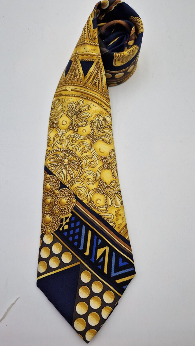 Magnifique cravate Hermès d'après le carré  Hermès L 'or des chefs  dessiné  par Joachim Metz en 1997. Thème traditions africaines. – Image 6