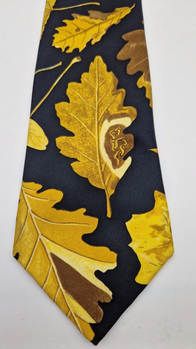 Magnifique cravate Hermès thème feuilles d'automne d'après le carré Tourbillon dessiné par Christiane Vauzelles en 1968
