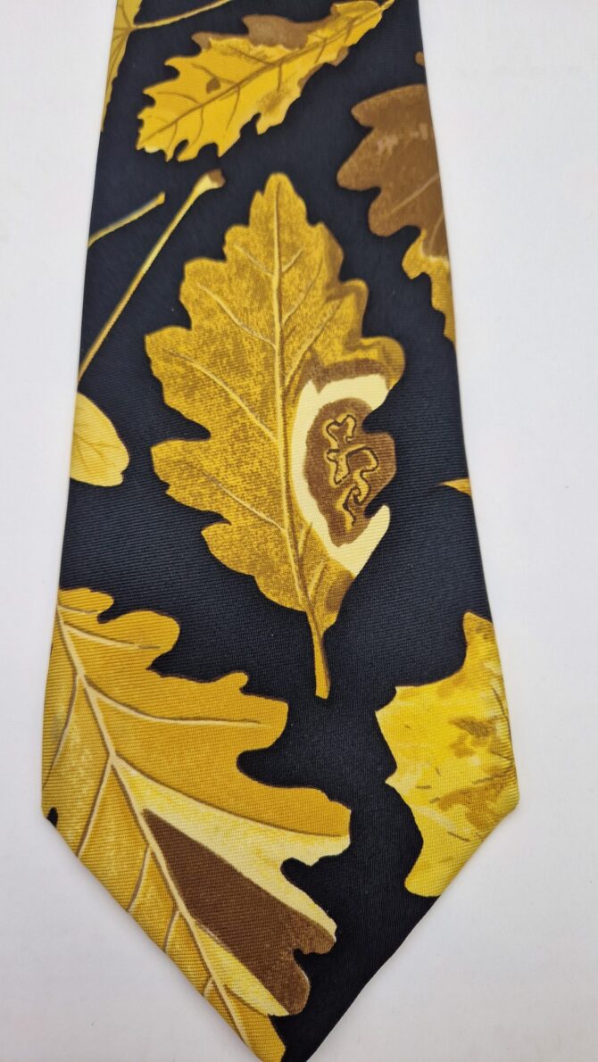 RESERVE Cravate Hermès thème feuilles d'automne d'après le carré  Tourbillon dessiné  par Christiane Vauzelles en 1968 – Image 4