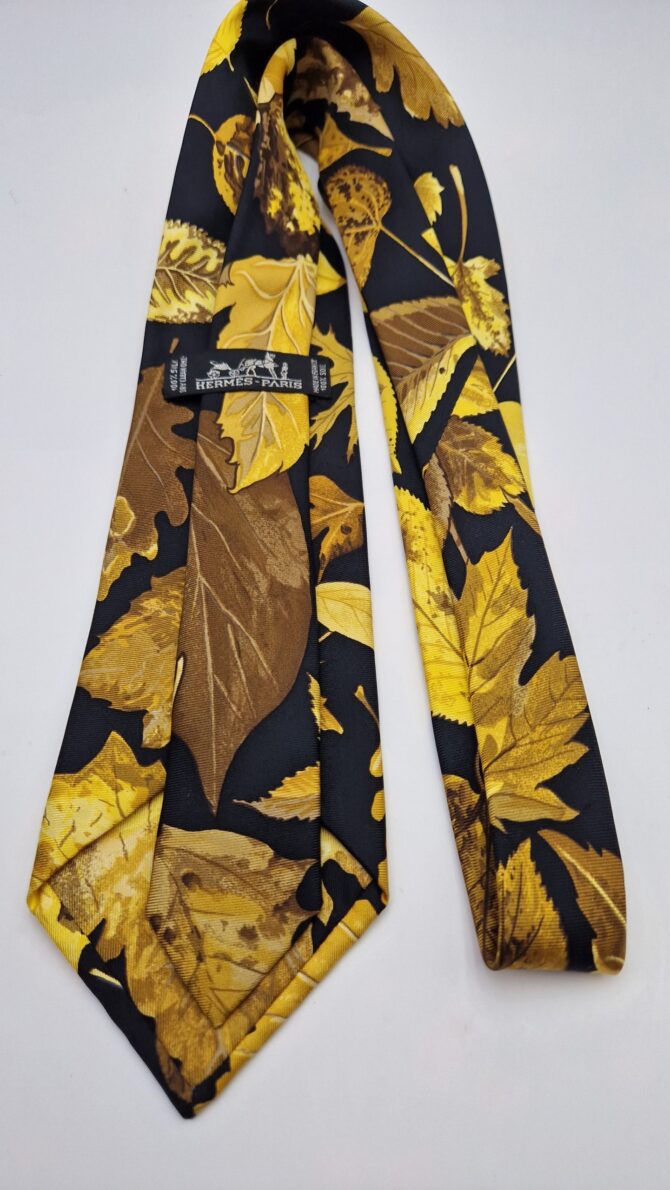 RESERVE Cravate Hermès thème feuilles d'automne d'après le carré  Tourbillon dessiné  par Christiane Vauzelles en 1968