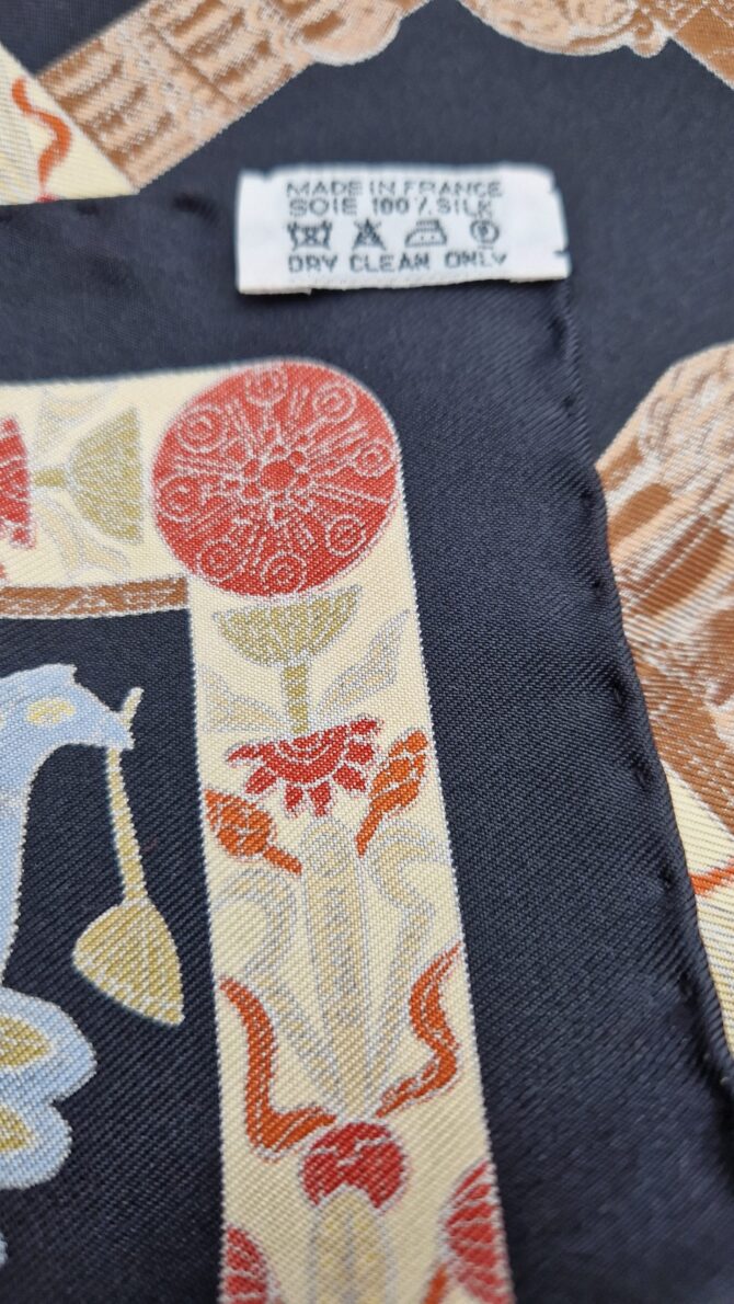 Pochette Hermès en soie Torana par Annie Faivre – Image 4