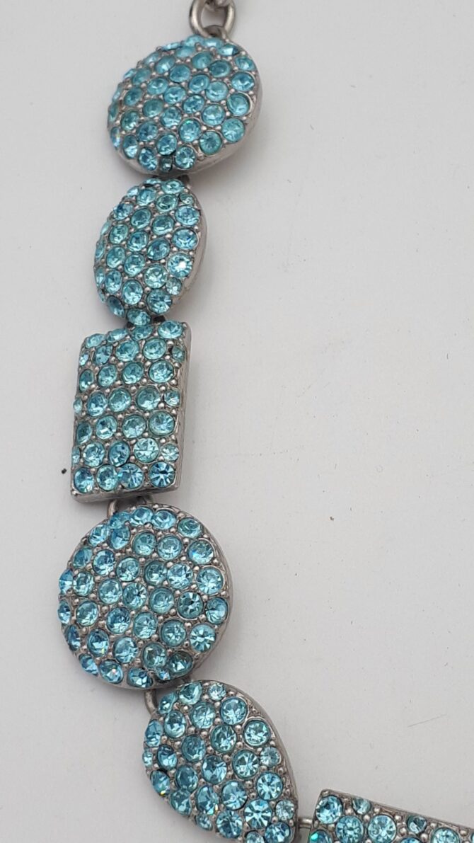 Collier YSL en métal argenté et strass bleu collection argent – Image 4