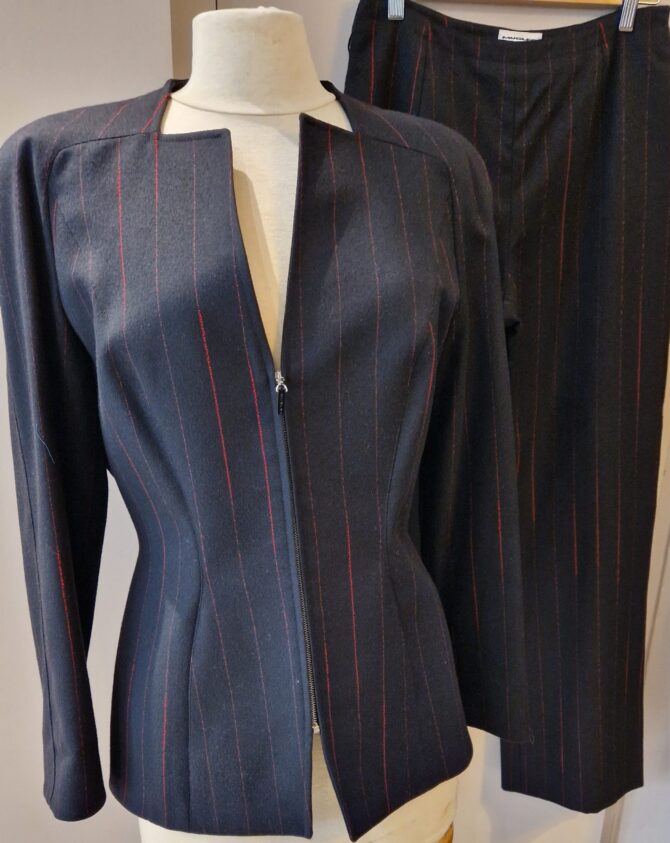 Tailleur pantalon Mugler en drap de laine couleur noire à rayures rouges. – Image 8