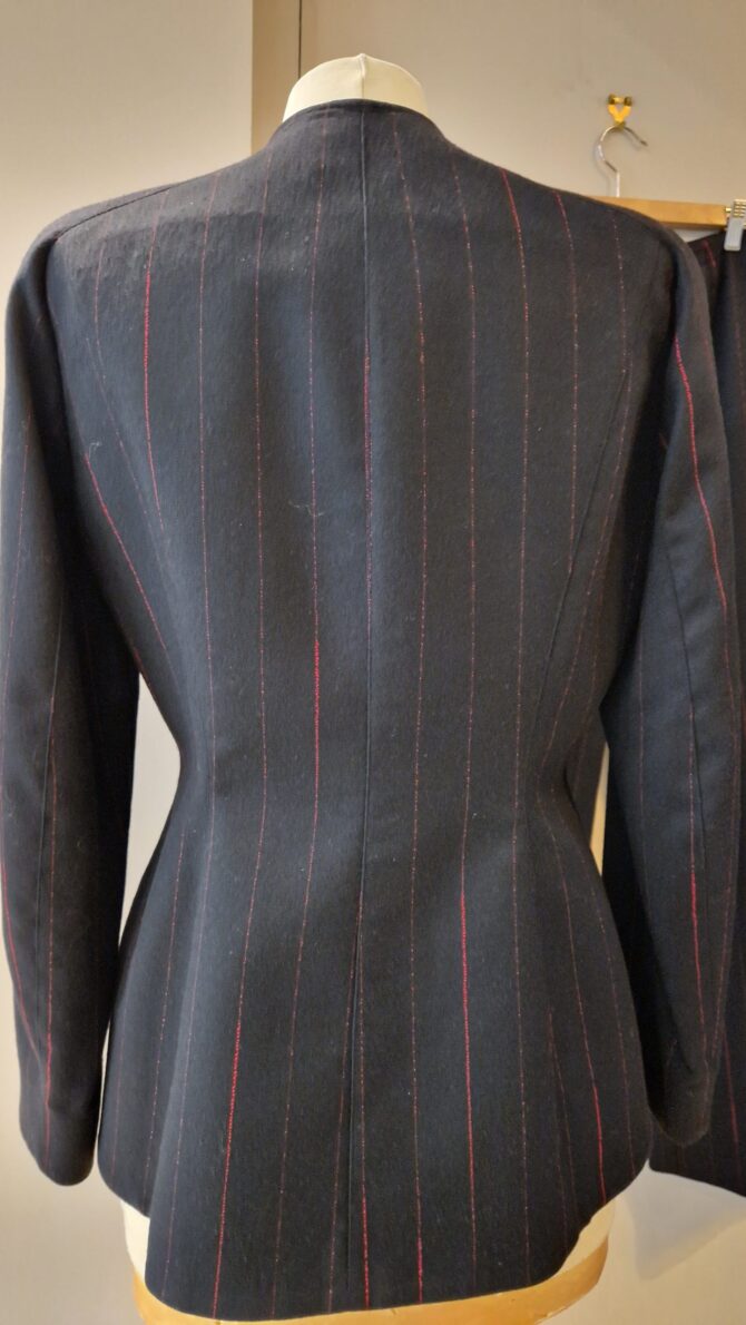 Tailleur pantalon Mugler en drap de laine couleur noire à rayures rouges. – Image 2