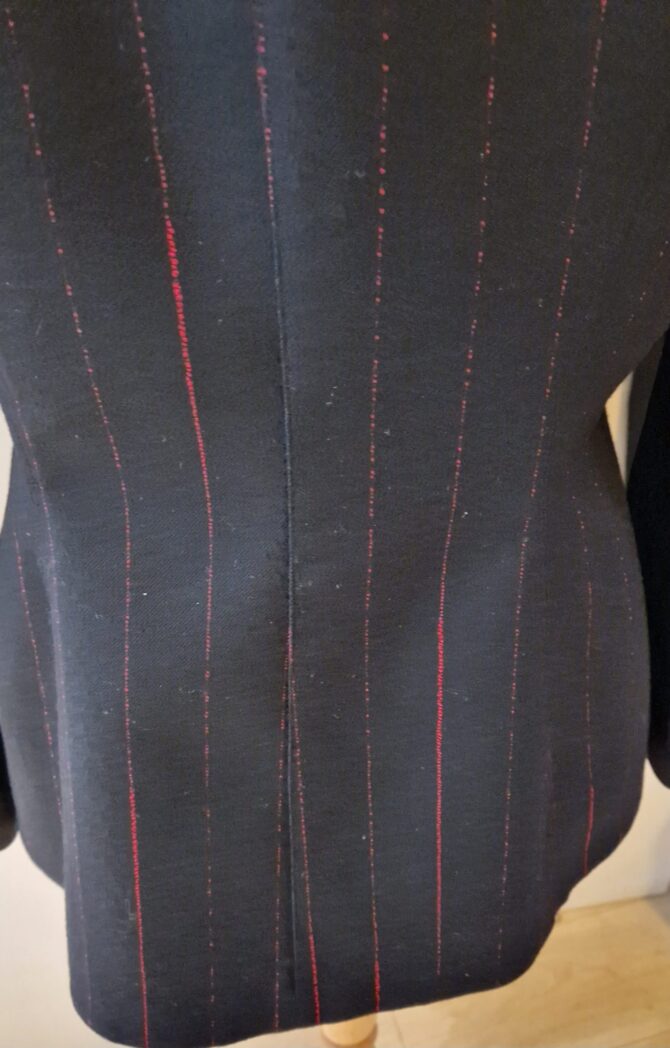 Tailleur pantalon Mugler en drap de laine couleur noire à rayures rouges. – Image 7