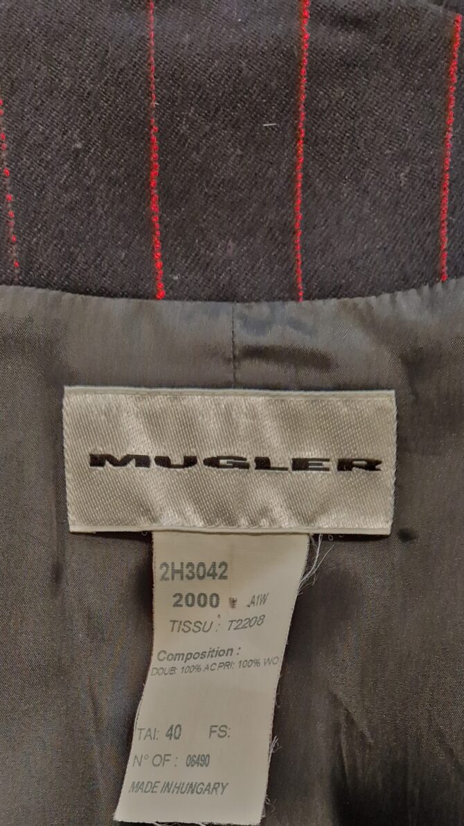 Tailleur pantalon Mugler en drap de laine couleur noire à rayures rouges. – Image 3