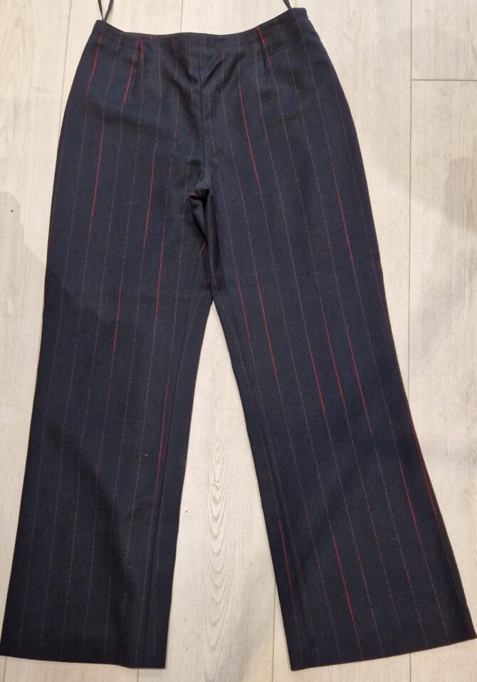 Tailleur pantalon Mugler en drap de laine couleur noire à rayures rouges. – Image 6