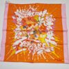 Cette pochette en soie ou gavroche Hermès GRAFF  a été dessinée par Kongo et publiée en 2012 Mesures 42 cm x 42 cm Ellel est à l état neuf avec ses étiquettes et provient des ventes privées . Couleurs orange , rose, blanc