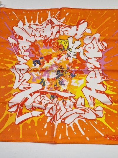 Cette pochette en soie ou gavroche Hermès GRAFF  a été dessinée par Kongo et publiée en 2012 Mesures 42 cm x 42 cm Ellel est à l état neuf avec ses étiquettes et provient des ventes privées . Couleurs orange , rose, blanc