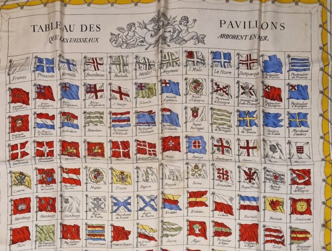 Rare carré Hermès Tableau des pavillons que les vaisseaux arborent en mer par Philippe Dauchez Edition de 1940