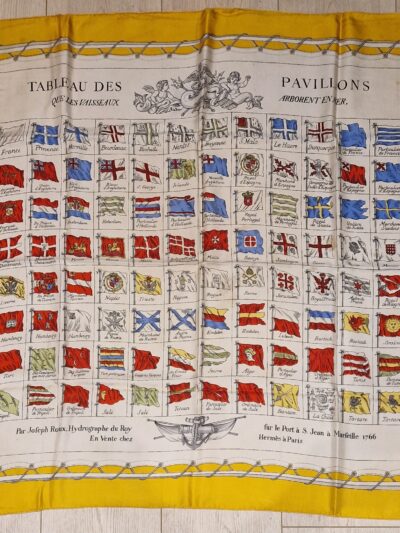 Rare carré Hermès Tableau des pavillons que les vaisseaux arborent en mer par Philippe Dauchez Edition de 1940