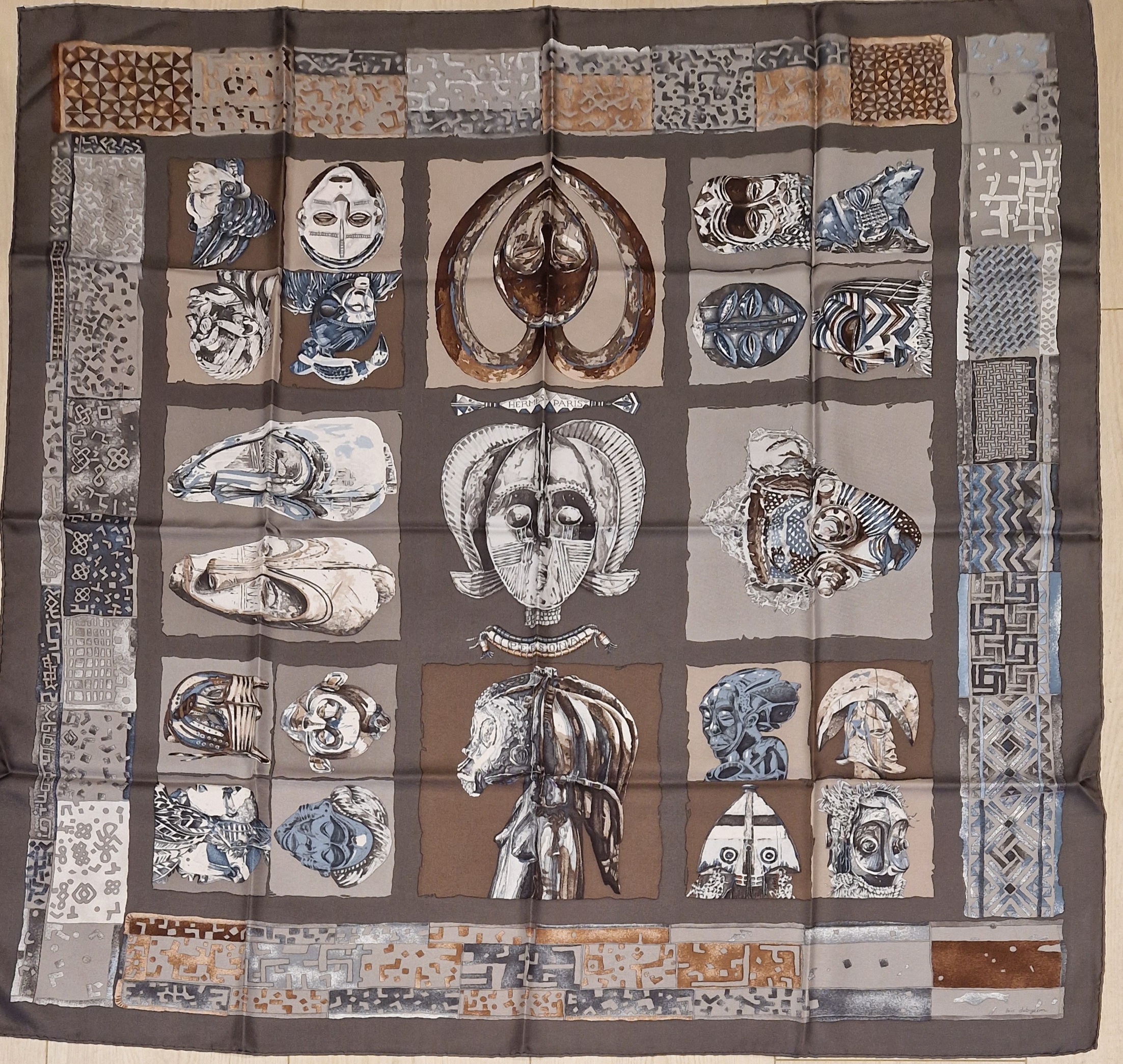 Persona Carre Hermès par Loîc Dubigeon automne-hiver 2003 éditon spéciale couleur sépia